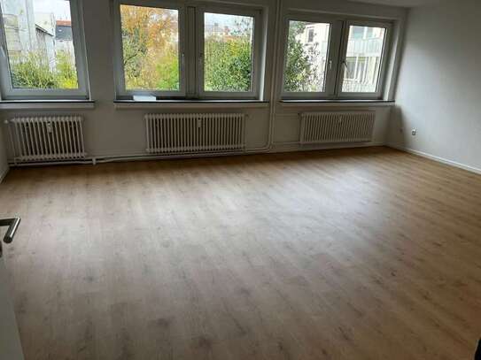 Schöne große neu renovierte 3. Zimmer Wohnung in Wilhelmshaven zu vermieten.