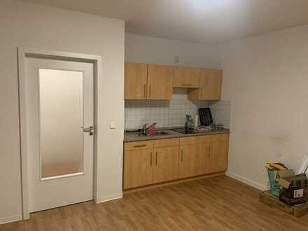 Uninahe 1-Zimmer Erdgeschoss-Wohnung mit Einbauküche