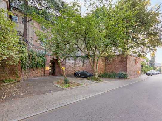 Großzügige Wohnung mit großem Balkon.