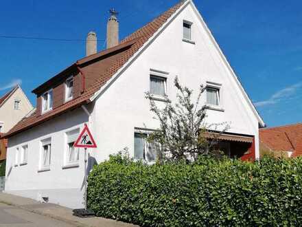 Freistehendes Einfamilienhaus mit sonnigem Garten und Garage