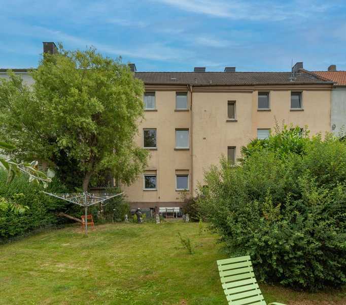 Kapitalanlage mit Potenzial – voll unterkellert, zwei Garagen, solide vermietet