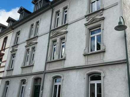 Ruhige 3 Zimmerwohnung, Hochpaterre mit Balkon unter einem Kirschbaum Mitten in Darmstadt