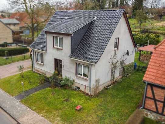 Charmantes Sanierungsobjekt: Einfamilienhaus mit Garten & Garage in bester Lage von Basedow