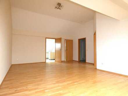 Helle 2 Zimmer DG Wohnung in ruhiger Lage