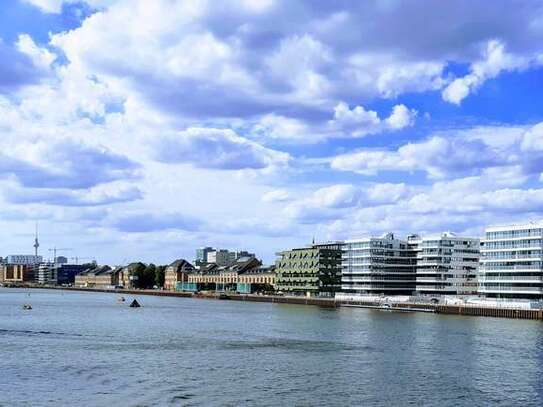 Stilvolle 3-Zimmer-Wohnung mit Balkon und Einbauküche in Berlin Friedrichshain