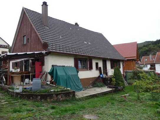 Teilausgebautes Einfamilienhaus mit großem Grundstück an idyllischem Bachlauf