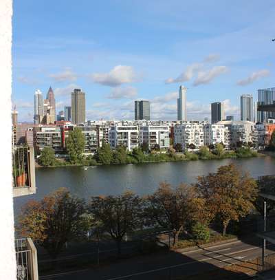 Helle Wohnung mit Balkon und Einbauküche in Mainuferlage