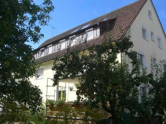 Freistehendes Mehrfamilienhaus mit großem Garten und Bauplatz