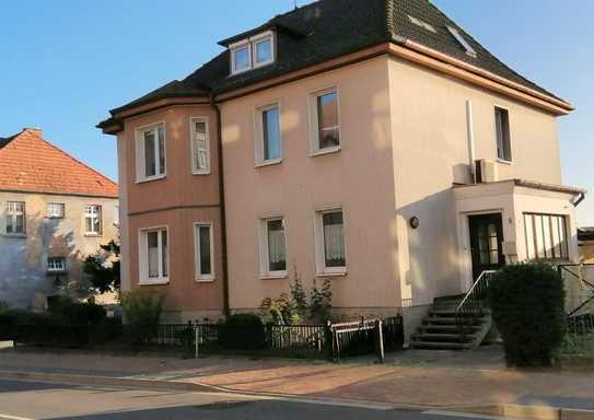 Geräumiges Stadthaus mit zwei Wohneinheiten, Garten, Garage/Werkstatt, Keller u. Carport