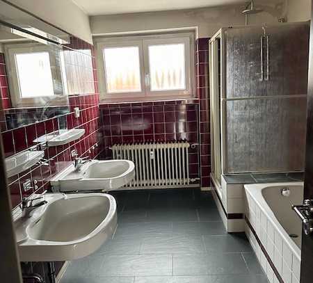 schöne 4-Zimmer Wohnung mit Dachterrasse!