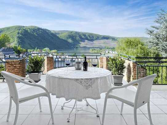 Herrlicher Blick auf den Rhein – idyllischer kann man nicht wohnen. Exklusives Villenanwesen