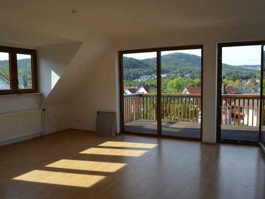 Schöne neuwertige 3 Zimmer Dachgeschoss-Wohnung mit großem Balkon in Kelkheim-Fischbach