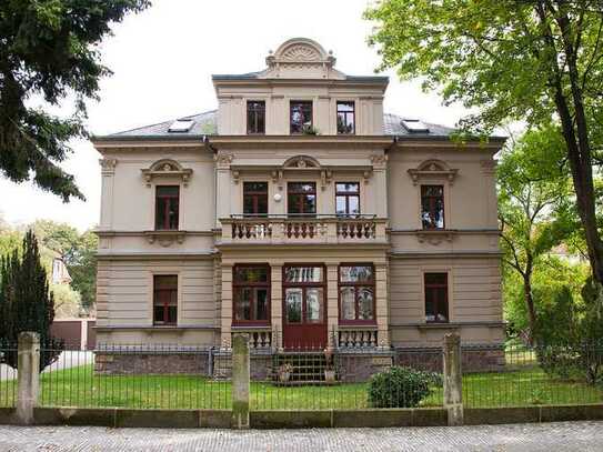Architektonische Perle: Villa mit drei Wohnungen auf großem Gartengrundstück zu verkaufen!