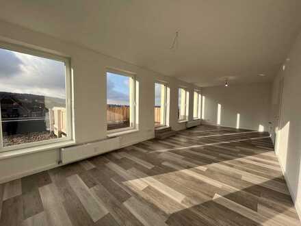 Bezugsfertig! 2 1/2 Zimmerwohnung mit Tageslicht-Badezimmer & Dachterrasse!