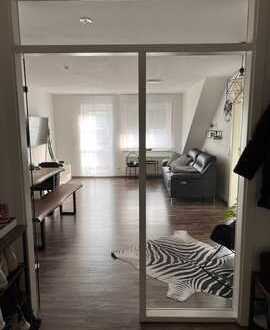Schöne 2 Zimmer DG Masionettewohnung mit Balkon und Garagenstellplatz
