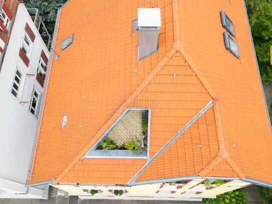 Wohnen wie auf Wolke 4: Maisonette-Dachgeschosswohnung mit Altbaucharme und Blick ins Grüne