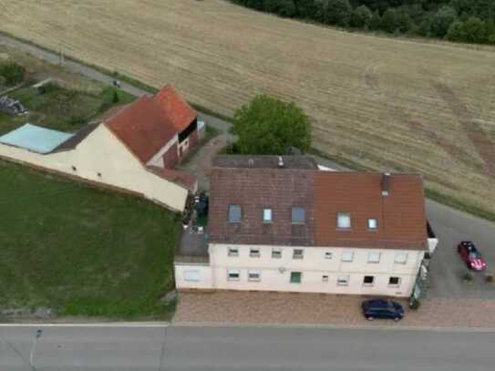 Wohnhaus mit landw. Gebäuden sowie verpachteten Gasthof mit Fremdenzimmern in exponierter Höhenlage