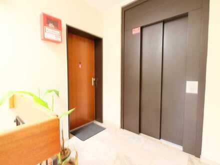 2-Zimmer-Penthousewohnung ++ Aufzug, 2 Dachterrassen, modernes Bad, Fenster mit 3-fach-Verglasung