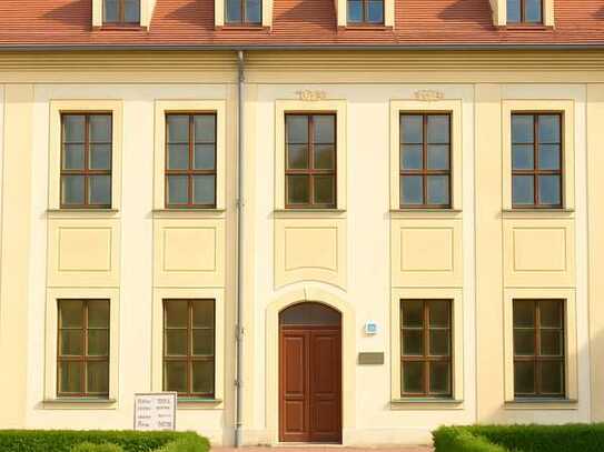 "Im Schloss unterm Dach" - 2-Raum-Wohnung im sanierten Schloß
