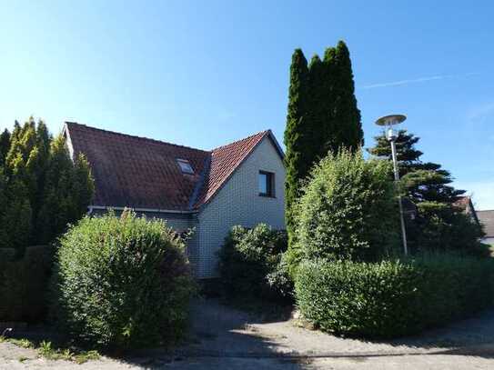 Einfamilienhaus mit Garage und Nebengebäude