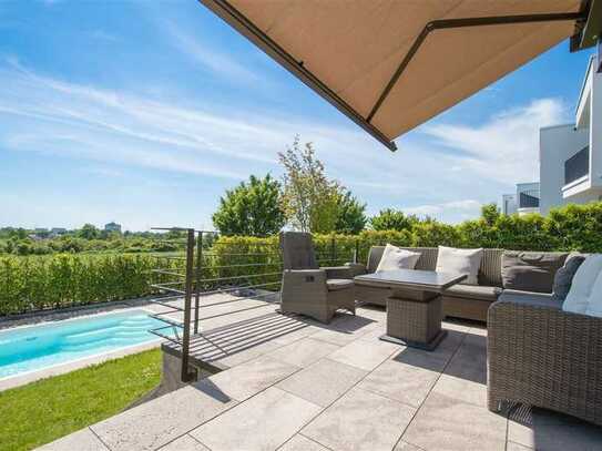 Luxuswohnen am Riedberg: Elegante Architektenvilla mit Pool und Skylineblick