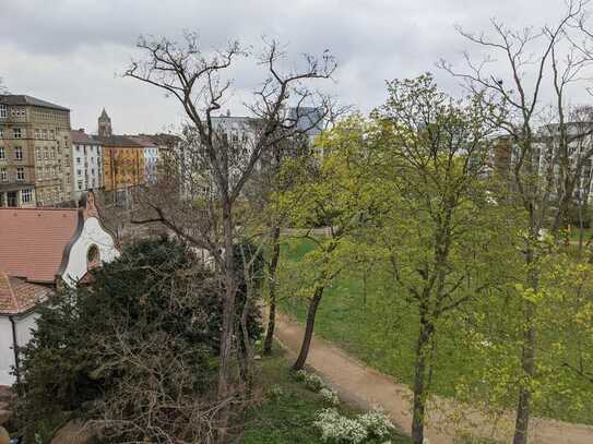 Gepflegte 2-Zimmer-Dachgeschosswohnung mit Einbauküche im Lindenhof