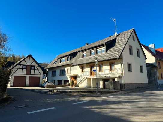 Zweifamilienhaus mit Garten und Garage in idyllischer Lage