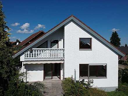 Schönes Einfamilienhaus mit großem Garten, Garage und zwei Stellplätzen zu verkaufen.