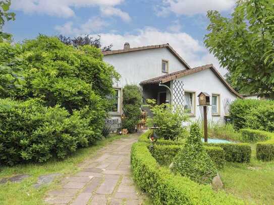 Grünes Wohnen: Sanierungsbedürftiges EFH mit großem Gartengrundstück und Blick auf die Ilmenau