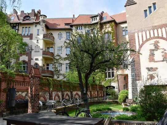 Helmholtzstraße 5, überragende Altbauetage
- in Trendlage, Schlossgefühl im Entrée und Garten
- ve