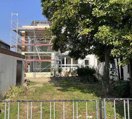 Wunderschönes Haus mit neuem Wintergarten und hohen Fenstern.