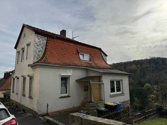 Freistehendes 1-2 Familienhaus: in Spangenberg mit Garage