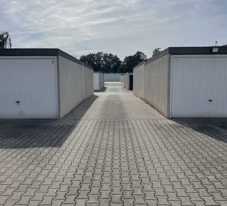 selten und gefragt: kompletter Garagenhof, Baujahr 2011