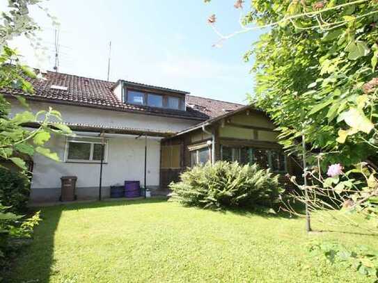 Vilshofen: Älteres Einfamilienhaus mit Garage, Werkstatt und Doppel- Carport