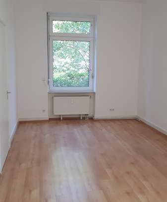 Gepflegte 3-Raum-Hochparterre-Altbau-Wohnung mit Balkon und Einbauküche in Darmstadt