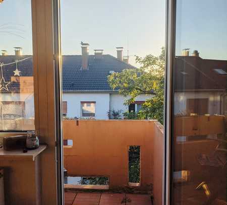 Gepflegte 2 Zimmer DG-Whg ohne Schräge mit Balkon und Einbauküche in Mannheimer In-Viertel