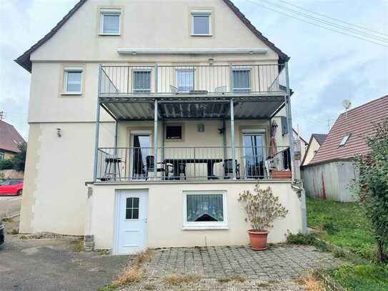 KAPITALANLAGE: Denkmalgeschützt & Kernsaniert – Freistehendes 2-FH mit Terrasse, Balkon & 2 Garagen.