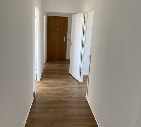 4 Raumwohnung mit 2 Stellplätzen und hochwertiger EBK