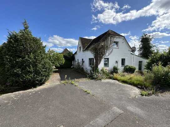 zentrale Lage in Bliesdorf / Ostsee * Wohnhaus + Nebengebäude mit Sanierungsbedarf