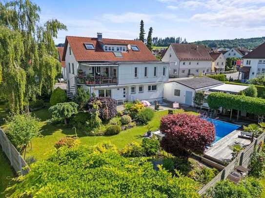 Viel Platz in gepflegtem Zweifamilienhaus 
mit parkähnlichem Gartengrundstück