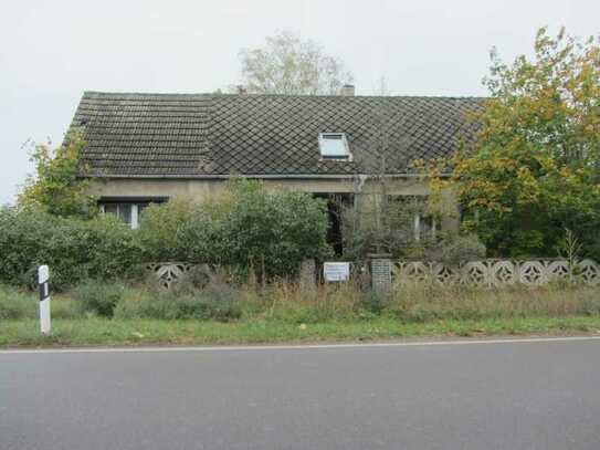 Einfamilienhaus mit Nebengel., Ackerland in Sanne; Mindestgebot: 8.000 €; Einzelheiten siehe Exposee