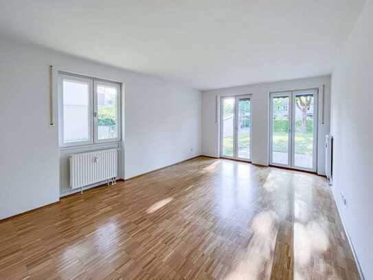 Moderne Gartenwohnung mit neuer Einbauküche und Terrasse.
