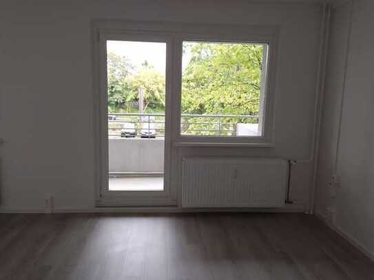 Sanierte Singlewohnung mit Aufzug und Balkon!