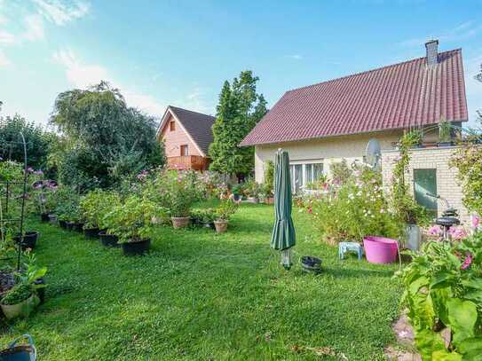 Familienparadies in ruhiger Lage
Großzügiges Ein- bis Zweifamilienhaus mit idyllischem Garten