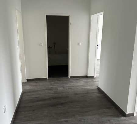 Erstbezug nach Sanierung mit Balkon: Stilvolle 3-Zimmer-Wohnung mit geh. Innenausstattung