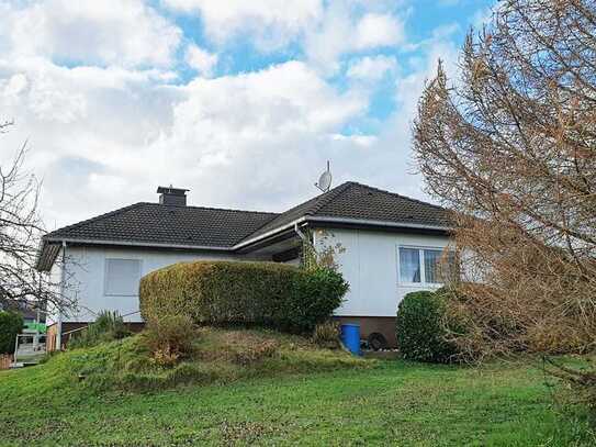 Unterkellerter Fertighausbungalow mit großzügigem Grundstück