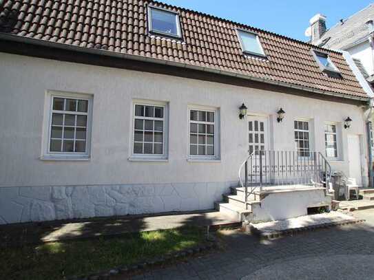 Eigener Hauseingang... Terrasse... Bad mit Dusche, Wanne und Fenster...