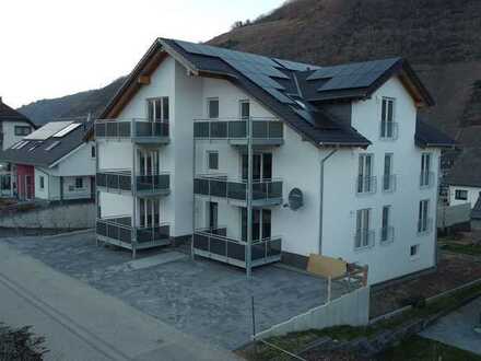 Erstbezug, hochwertige Erdgeschoss-Wohnung mit Küche und Balkon - rechte Gebäudeseite