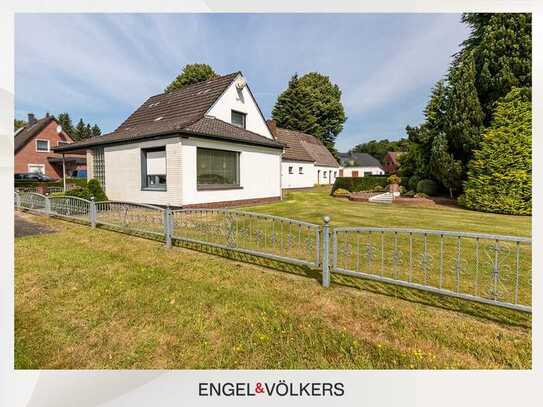 Wohnen im Grünen: Einfamilienhaus mit Nebengebäude und großzügiger Gartenfläche