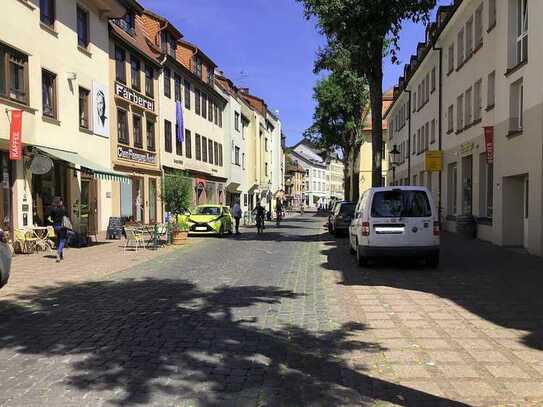 Zentraler Ladenraum mit Konferenzraum in der pulsierenden Innenstadt Fuldas zum Verkauf